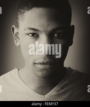Close up Portrait Portrait d'un bel homme noir. Banque D'Images