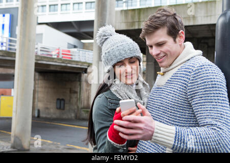 Un couple sur un smartphone selfies dans la ville Banque D'Images