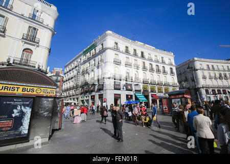 MADRID, ESPAGNE - 14 NOVEMBRE 2015 : Puerta del Sol, l'un des plus connus et les plus fréquentés des lieux à Madrid, Espagne Banque D'Images