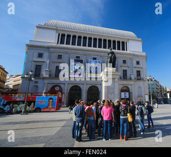 Opéra de Madrid ou Teatro Real et Statue de la Reine Isabel II à la Plaza de Isabel II dans Mad Banque D'Images