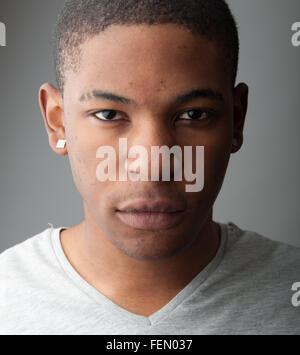 Close up Portrait Portrait d'un bel homme noir. Banque D'Images