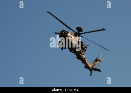 L'hélicoptère d'attaque Apache AgustaWestland piloté par le British Army Air Corps sur une mission de formation sur l'aérodrome de Woodbridge. Banque D'Images