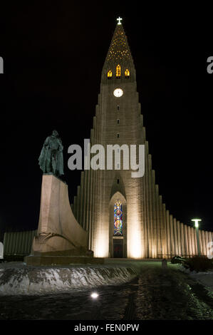 L'Église Hallgrímskirkja et le Liefur Eiriksson statue de nuit à Reykjavik, Islande Banque D'Images