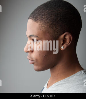 Close up Portrait Portrait d'un bel homme noir. Banque D'Images