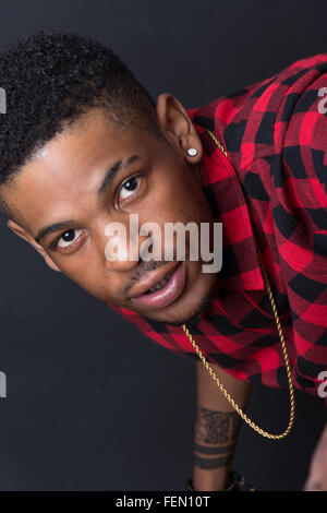 Portrait of African American hip hop dancer fond isolé Banque D'Images