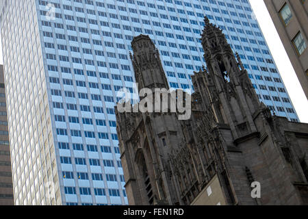 L'église gothique de St Thomas, Cinquième Avenue, New York, USA Banque D'Images