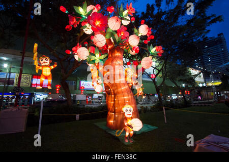 Singapour. 8e février 2016. Chinatown est décorée avec une lanterne avec des singes de l'escalade et se balançant d'un arbre comme la communauté chinoise à Singapour célèbre la première année de l'année lunaire Crédit : amer ghazzal/Alamy Live News Banque D'Images