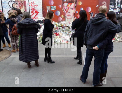 David Bowie graffito à Brixton, Londres est devenue un lieu de culte depuis sa mort Banque D'Images