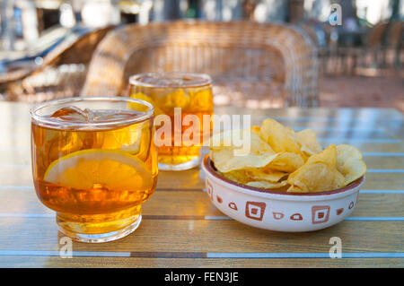 Deux verres de jus de raisin et des jetons dans une terrasse. Voir de très près. Banque D'Images