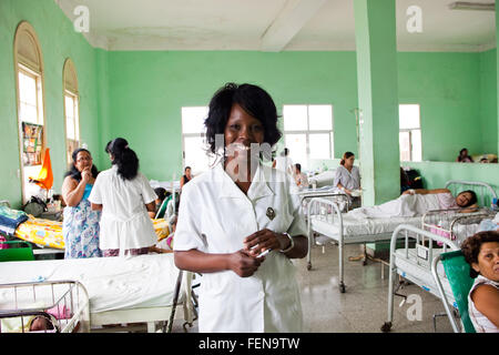 Une infirmière sur le quartier dans le centre de maternité de l'hôpital de La Havane, Cuba (la permission de photographier a été donné par les mères) Banque D'Images