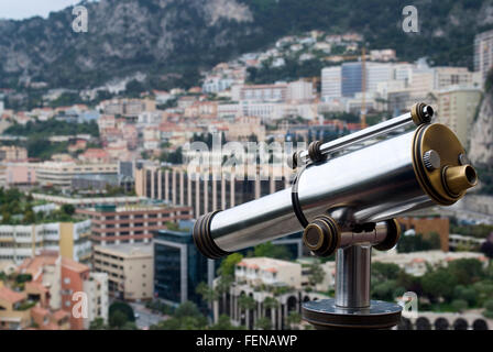 Télescope à monnayeur avec vue sur ville Banque D'Images