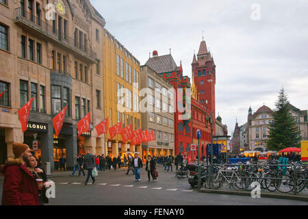 Bâle, Suisse - 1 janvier 2014 : Street View de l'hôtel de ville sur la place du marché à Bâle. Bâle est la troisième ville la plus peuplée de Suisse. Elle est située sur le Rhin. Banque D'Images