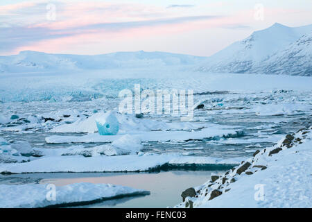 Magnifique paysage à Jokulsarlon Glacial Lagoon, au crépuscule, sur le bord du Parc National du Vatnajokull, l'Islande en Janvier Banque D'Images