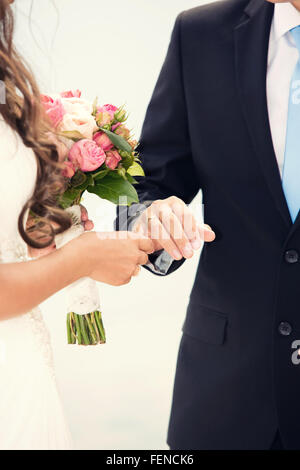 Robes de marié pas poids un anneau sur un doigt sur l'enregistrement de mariage Banque D'Images