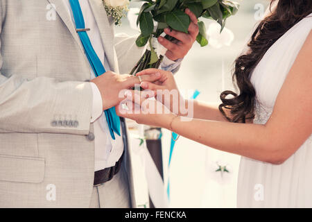 Robes de marié pas poids un anneau sur un doigt sur l'enregistrement de mariage Banque D'Images