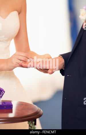 Robes de marié pas poids un anneau sur un doigt sur l'enregistrement de mariage Banque D'Images