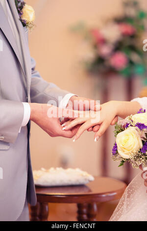 Robes de marié pas poids un anneau sur un doigt sur l'enregistrement de mariage Banque D'Images