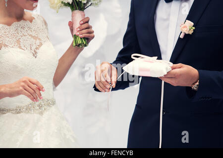 Robes de marié pas poids un anneau sur un doigt sur l'enregistrement de mariage Banque D'Images