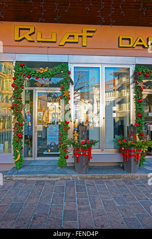 BAD RAGAZ - 1 janvier 2014 : entrée avec un décor de Noël. Bad Ragaz est ville de Saint-Gall en Suisse. Il se trouve plus de Grisons Alpes. Spa et Loisirs village est à l'extrémité de la vallée de la Tamina Banque D'Images