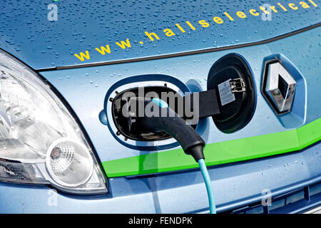 Une Renault Kangoo Z.E fourgon électrique plug-in point de recharge à l'urgence Services show, l'aérodrome de Hullavington, Wiltshire, Royaume-Uni. Banque D'Images