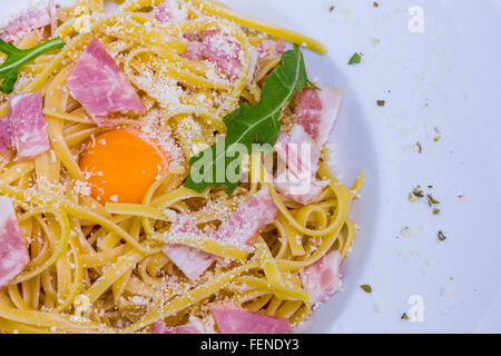 Les pâtes italiennes Carbonara avec du parmesan, œuf et bacon Banque D'Images