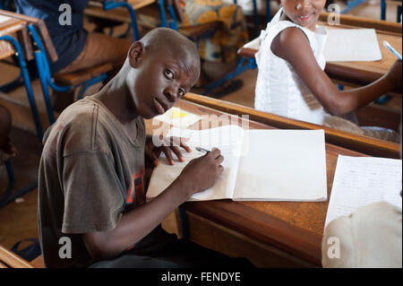 Mali, Afrique - Août 2009 - Closeup portrait d'un élève de l'école primaire de l'Afrique noire se détendre Banque D'Images