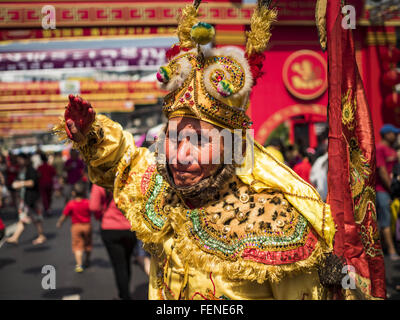 Bangkok, Thaïlande. Feb 8, 2016. Un homme célèbre le Nouvel An chinois dans le quartier chinois de Bangkok, au cours de la célébration de la nouvelle année lunaire. Le Nouvel An chinois est aussi appelé fête du Nouvel An ou Tet (en vietnamien). Cette année est le ''année du singe.'' La Thaïlande a la plus grande population chinoise d'outre-mer dans le monde, environ 14  % des Thaïlandais sont d'origine chinoise et certains jours fériés chinois le Nouvel An chinois, en particulier, sont largement célébré en Thaïlande. Crédit : Jack Kurtz/ZUMA/Alamy Fil Live News Banque D'Images