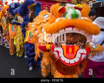 Bangkok, Thaïlande. Feb 8, 2016. Un enfant dans une troupe de danse du lion attend d'effectuer dans le quartier chinois de Bangkok, au cours de la célébration de la nouvelle année lunaire. Le Nouvel An chinois est aussi appelé fête du Nouvel An ou Tet (en vietnamien). Cette année est le ''année du singe.'' La Thaïlande a la plus grande population chinoise d'outre-mer dans le monde, environ 14  % des Thaïlandais sont d'origine chinoise et certains jours fériés chinois le Nouvel An chinois, en particulier, sont largement célébré en Thaïlande. Crédit : Jack Kurtz/ZUMA/Alamy Fil Live News Banque D'Images