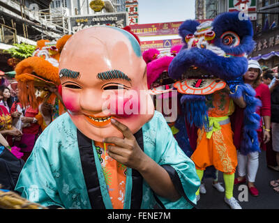 Bangkok, Thaïlande. Feb 8, 2016. Les spectacles de danse du lion pour le Nouvel An chinois sur Yaowarat Road, dans le quartier chinois de Bangkok, au cours de la célébration de la nouvelle année lunaire. Le Nouvel An chinois est aussi appelé fête du Nouvel An ou Tet (en vietnamien). Cette année est le ''année du singe.'' La Thaïlande a la plus grande population chinoise d'outre-mer dans le monde, environ 14  % des Thaïlandais sont d'origine chinoise et certains jours fériés chinois le Nouvel An chinois, en particulier, sont largement célébré en Thaïlande. Crédit : Jack Kurtz/ZUMA/Alamy Fil Live News Banque D'Images