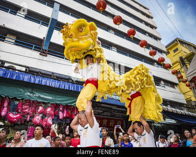 Bangkok, Thaïlande. Feb 8, 2016. Les spectacles de danse du lion pour le Nouvel An chinois sur Yaowarat Road, dans le quartier chinois de Bangkok, au cours de la célébration de la nouvelle année lunaire. Le Nouvel An chinois est aussi appelé fête du Nouvel An ou Tet (en vietnamien). Cette année est le ''année du singe.'' La Thaïlande a la plus grande population chinoise d'outre-mer dans le monde, environ 14  % des Thaïlandais sont d'origine chinoise et certains jours fériés chinois le Nouvel An chinois, en particulier, sont largement célébré en Thaïlande. Crédit : Jack Kurtz/ZUMA/Alamy Fil Live News Banque D'Images