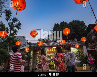 Bangkok, Thaïlande. Feb 8, 2016. Les gens entrent dans un petit sanctuaire du quartier chinois de Bangkok au cours de la célébration de la nouvelle année lunaire. Le Nouvel An chinois est aussi appelé fête du Nouvel An ou Tet (en vietnamien). Cette année est le ''année du singe.'' La Thaïlande a la plus grande population chinoise d'outre-mer dans le monde, environ 14  % des Thaïlandais sont d'origine chinoise et certains jours fériés chinois le Nouvel An chinois, en particulier, sont largement célébré en Thaïlande. Crédit : Jack Kurtz/ZUMA/Alamy Fil Live News Banque D'Images