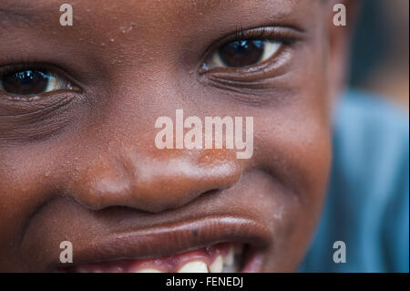 Mali, Afrique - Août 2009 - Closeup portrait d'un étudiant de l'école primaire d'Afrique noire ayant une pause Banque D'Images