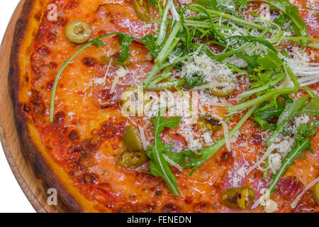 Pizza au pepperoni, bacon et olives Banque D'Images