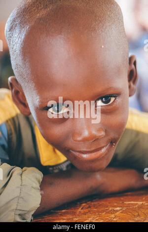Mali, Afrique - Août 2009 - Closeup portrait of a happy black African primary school étudiant ayant une pause Banque D'Images