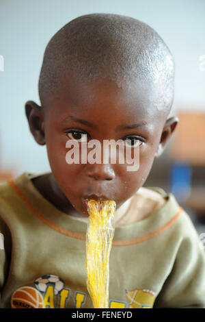 Mali, Afrique - Août 2009 - Closeup portrait d'un élève de l'école primaire de l'Afrique noire à jouer avec un jouet coupe pâtes en plastique Banque D'Images
