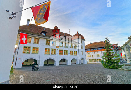 L'Hôtel de ville et l'arbre de Noël et d'un drapeau à Thun Place de l'Hôtel de Ville. Thun est une ville suisse du canton de Berne, où l'Aar s'écoule du lac de Thoune. Place de l'hôtel de ville est le centre historique de la ville Banque D'Images