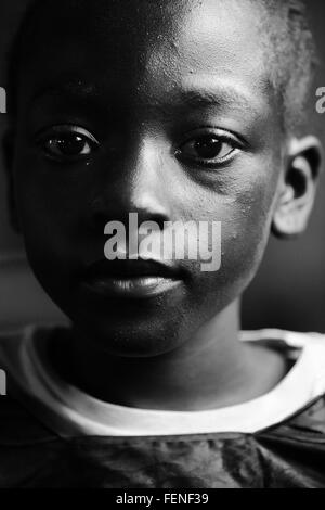 Mali, Afrique - Août 2009 - noir et blanc closeup portrait d'un élève de l'école primaire de l'Afrique noire Banque D'Images