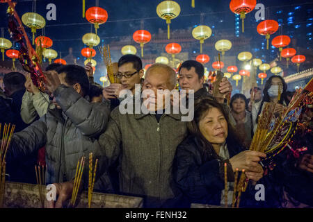 Les gens prient au temple de Wong Tai Sin sur le Nouvel An chinois le soir du 07 février 2016 à Hong Kong. Banque D'Images