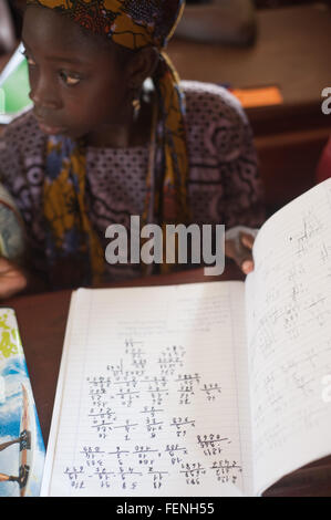 Mali, Afrique - Août 2009 - Closeup portrait d'un étudiant de l'école primaire d'Afrique noire ayant une pause Banque D'Images