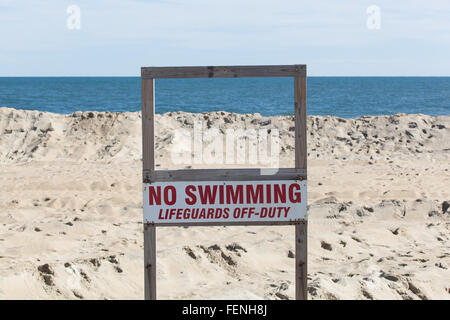 Pas un signe de natation sur une plage d'hiver recommande à la population de rester hors de l'eau. Banque D'Images