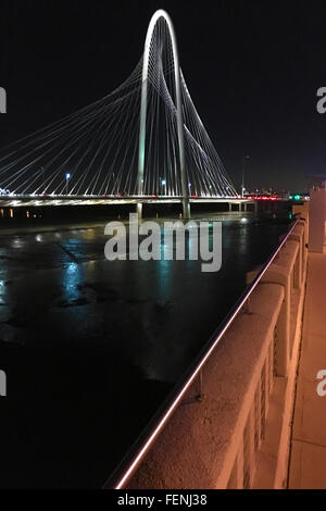 Une verticale de nuit vue par Margaret Hunt Pont dans Dallas Banque D'Images