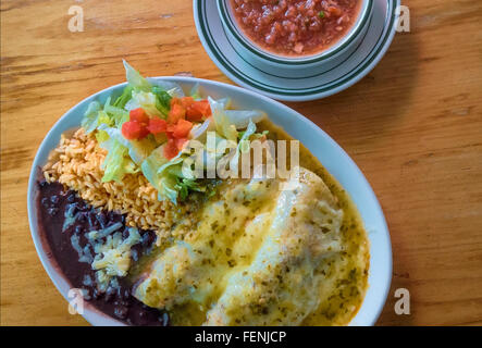 Enchiladas au poulet mexicain avec des haricots noirs, du riz brun, salade, fromage et salsa fresca Banque D'Images