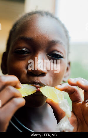 Mali, Afrique - Août 2009 - Closeup portrait d'un élève de l'école primaire de l'Afrique noire à jouer avec de l'eau baloons Banque D'Images
