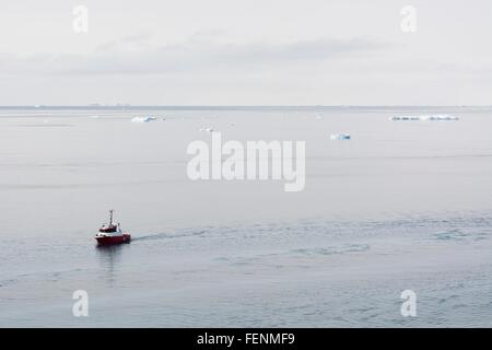 Bateau de pêche dans la baie de Disko, Ilulissat, Groenland. Banque D'Images