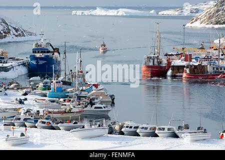 Bateau de pêche arrivant à port, la baie de Disko, Ilulissat, Groenland. Banque D'Images