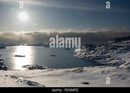 Vue ensoleillée surélevée de la baie de Disko, Ilulissat, Groenland Banque D'Images