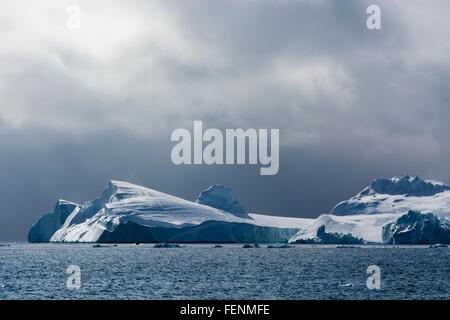 Icebergs et ciel couvert, la baie de Disko, Ilulissat, Groenland Banque D'Images