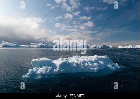 Vue sur les icebergs, baignée de la baie de Disko, Ilulissat, Groenland Banque D'Images