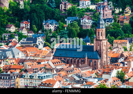 Vue sur la vieille ville de Heidelberg et de l'église du Saint-Esprit ou Heiliggeistkirche. Banque D'Images