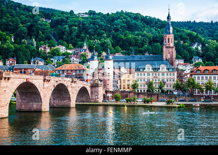 Vue sur la rivière Neckar de Heidelberg vieille ville, l'église et le pont. Banque D'Images